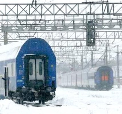 O maşină a fost spulberată de tren şi târâtă 120 de metri